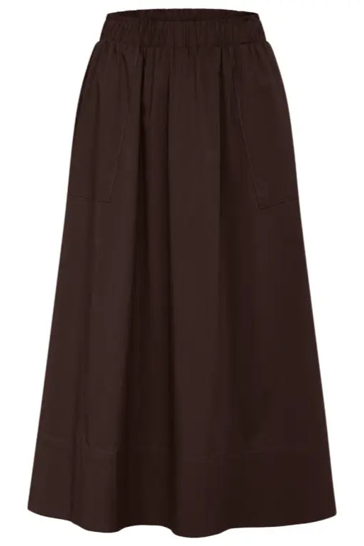 Vilma nederdelen i dark brown fra La Rouge er den ideelle balance mellem sporty komfort og tidløs elegance. 