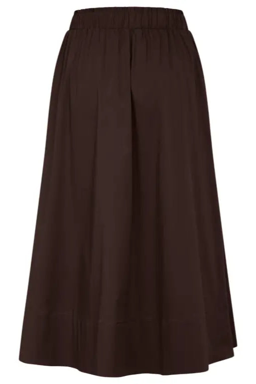 Vilma nederdelen i dark brown fra La Rouge er den ideelle balance mellem sporty komfort og tidløs elegance. 