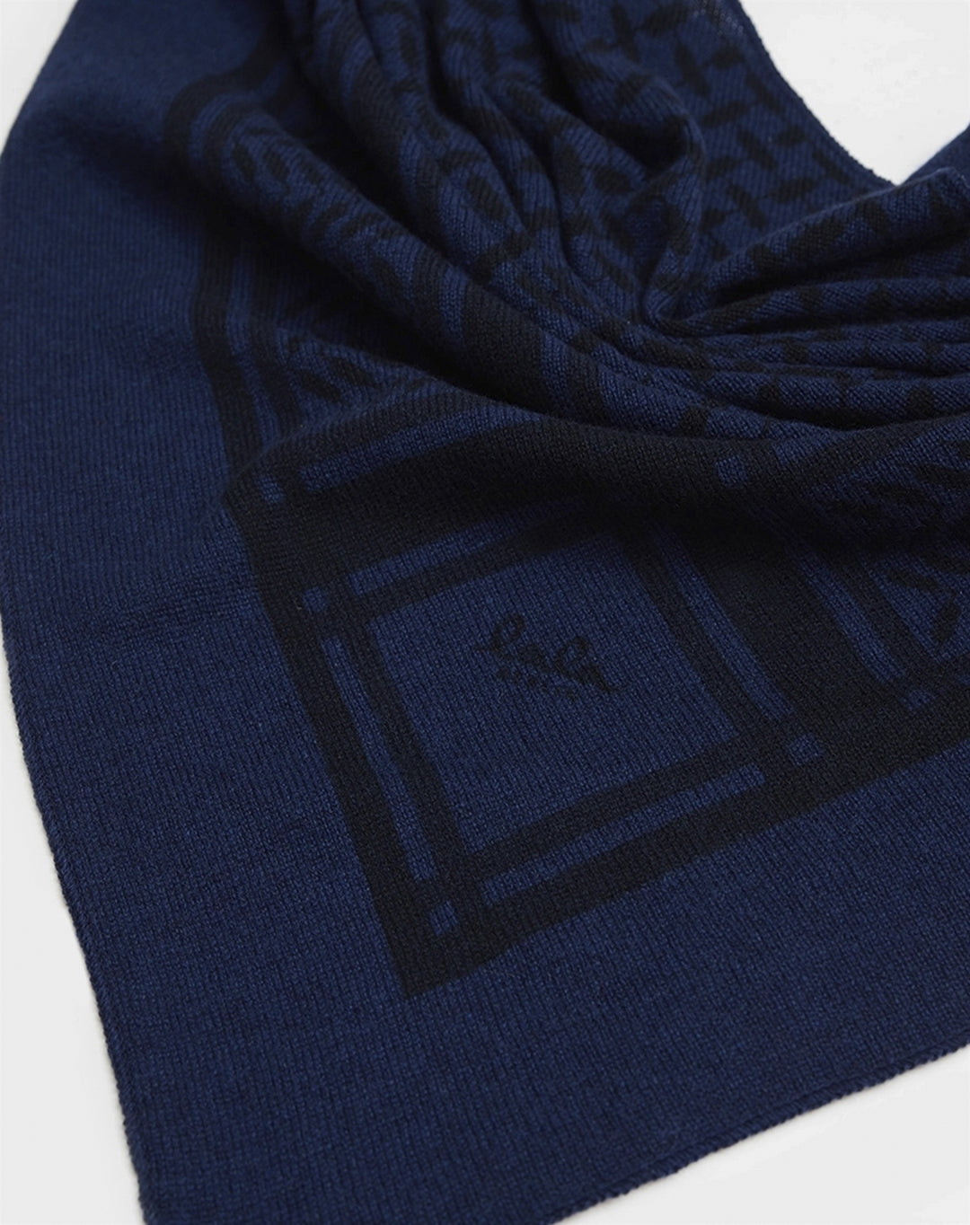 Lala Berlin Triangle Trinity M tørklæde i Inchiostro – ultrablødt trekantet tørklæde i 100% kashmir med diskret logo, et elegant valg til både hverdag og fest
