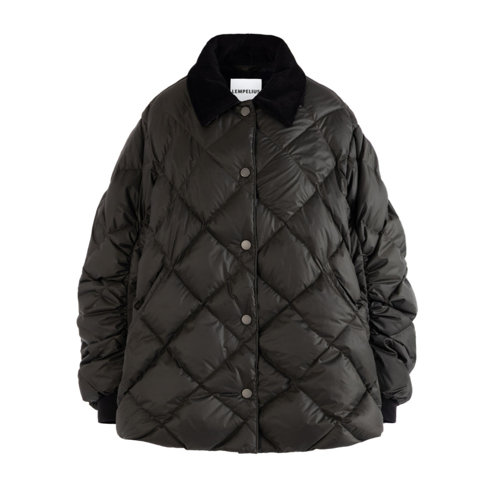 Lempelius Down Jacket Fia – sort, let quiltet dunjakke med kordfløjskrave og pleated ærmedetaljer.
