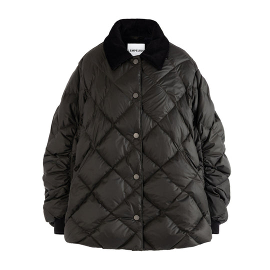 Lempelius Down Jacket Fia – sort, let quiltet dunjakke med kordfløjskrave og pleated ærmedetaljer.
