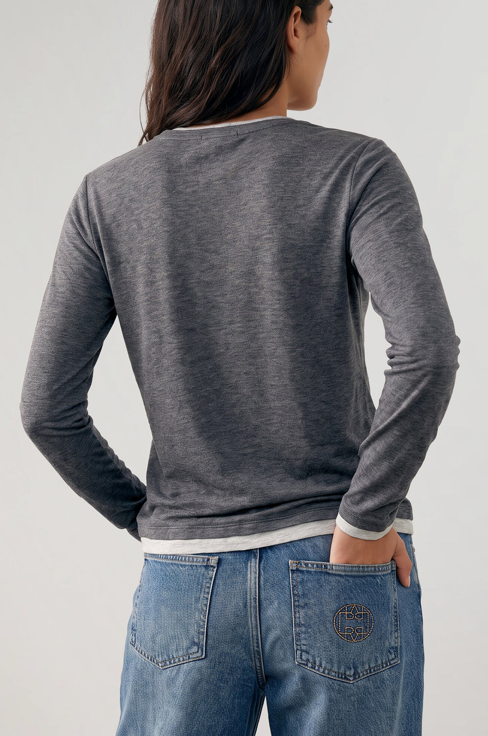 Model set fra siden i Josephine 5 T-shirt i mørkegrå