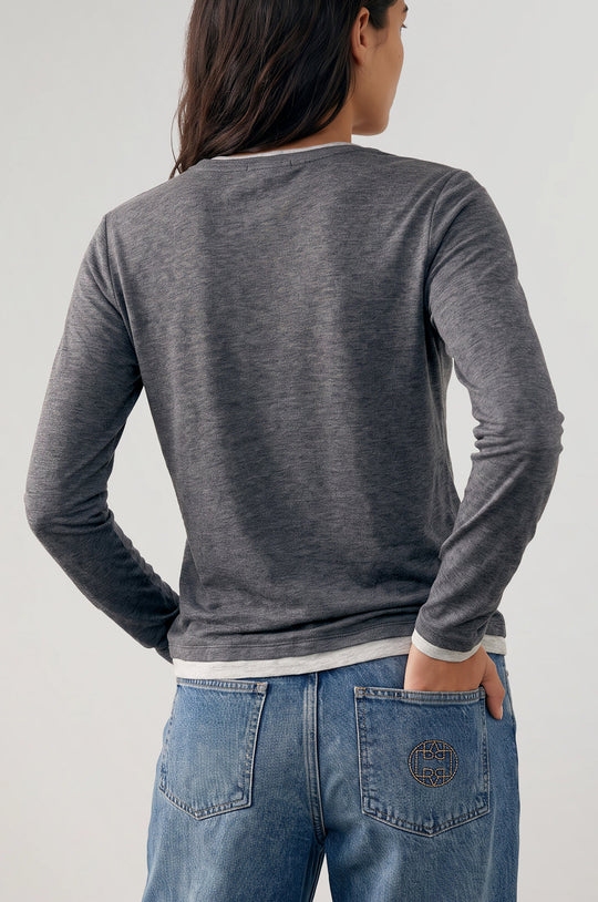 Model set fra siden i Josephine 5 T-shirt i mørkegrå