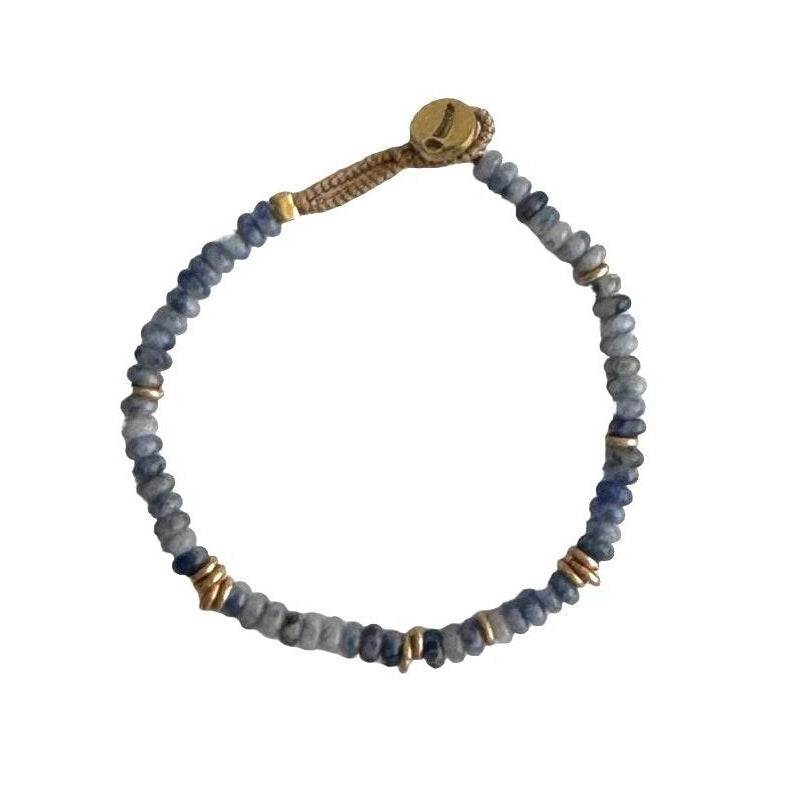 IBU Jewels Lulu Earth armbånd med blue sodalite halvædelsten og 14K forgyldte perler.
