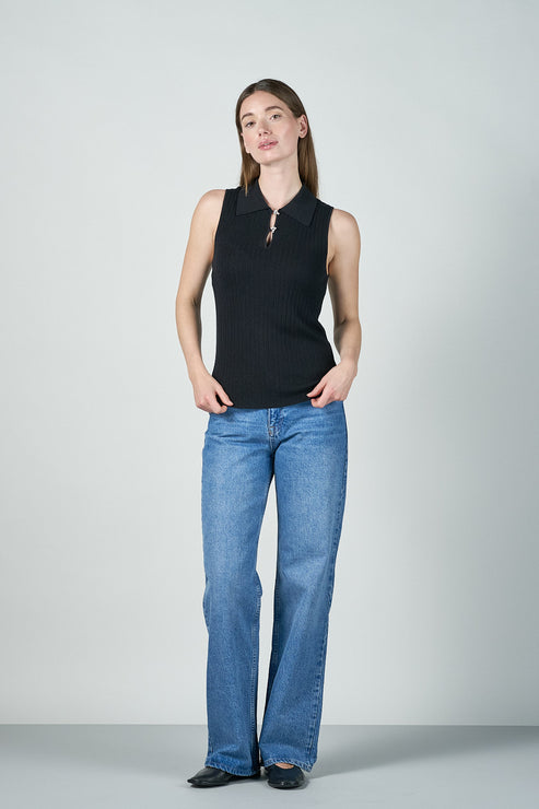 O'TAY Maddie Top i sort – luksuriøs ærmeløs top i blød merino uld og silke med elegant krave og eksklusive similisten-knapper. Perfekt til et stilfuldt look.