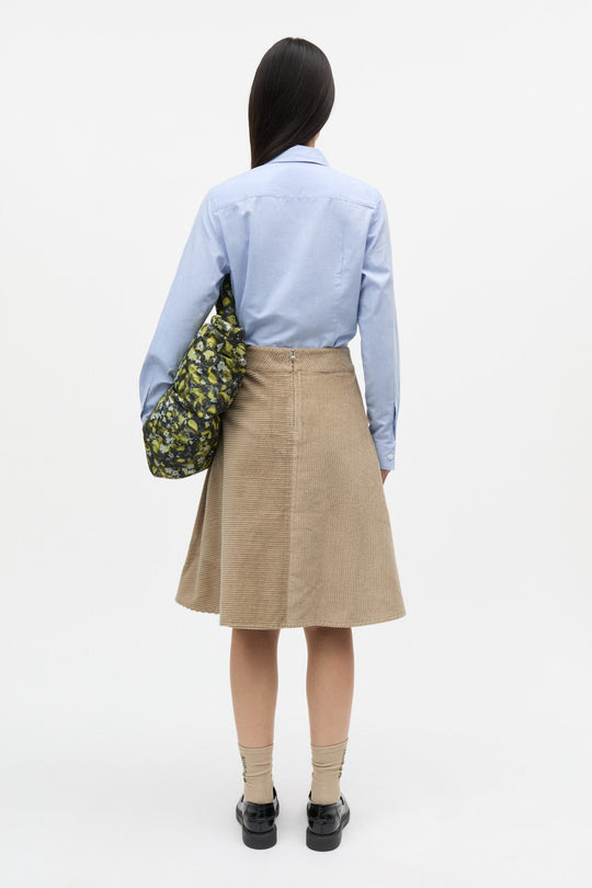 Detalje af fløjl og pasform på Pretty Cord Stelly Skirt