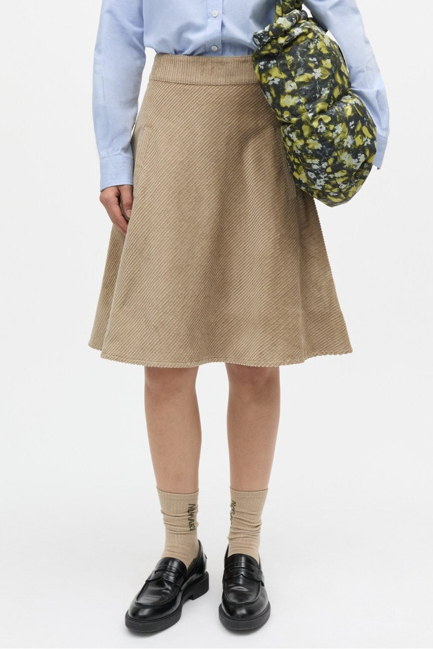 Pretty Cord Stelly Skirt i Seneca Rock stylet på model