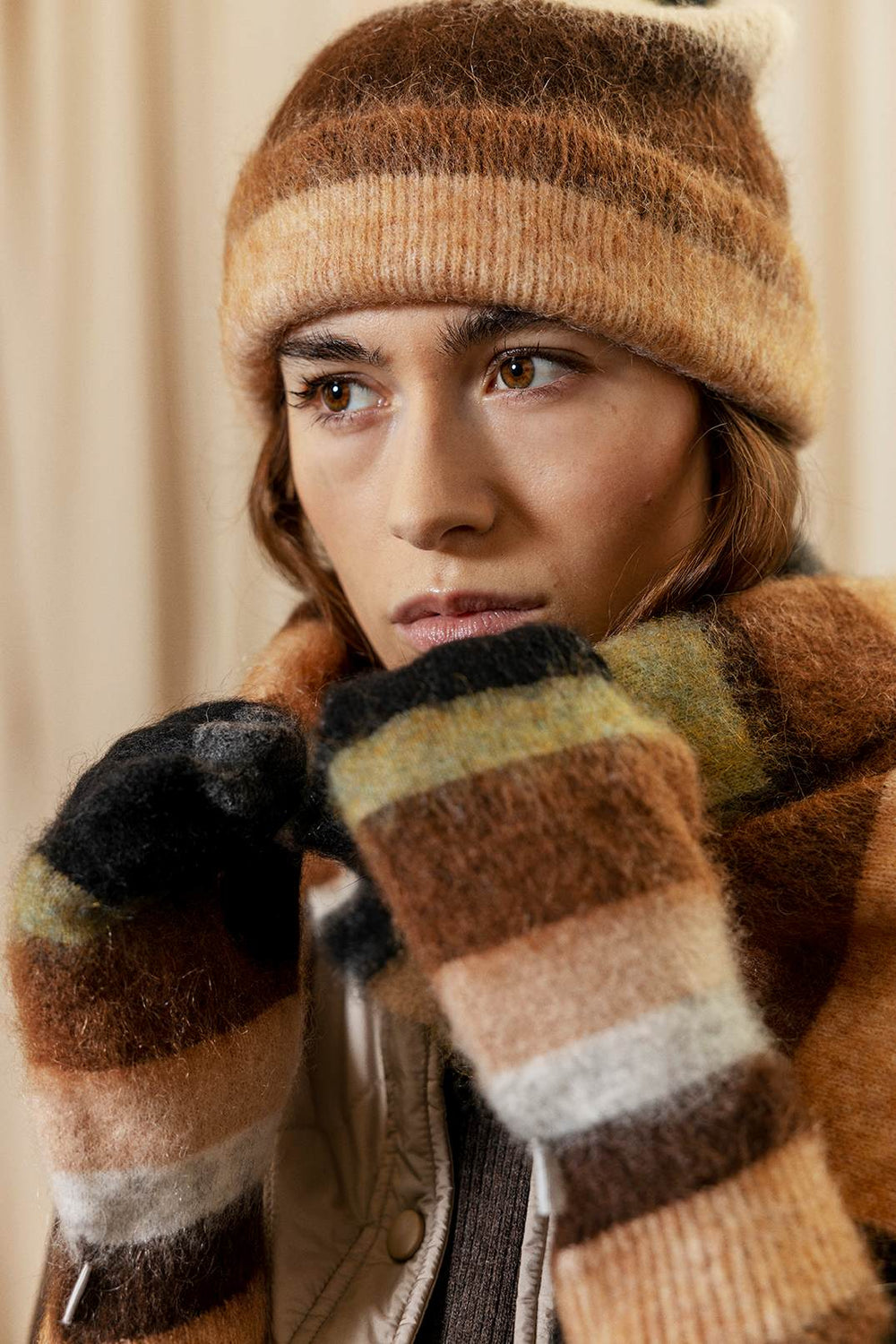 Project AJ117 Mittens i multi – stribede, strikkede luffer i blød mohair-blanding med farverigt design og komfortabel pasform.
