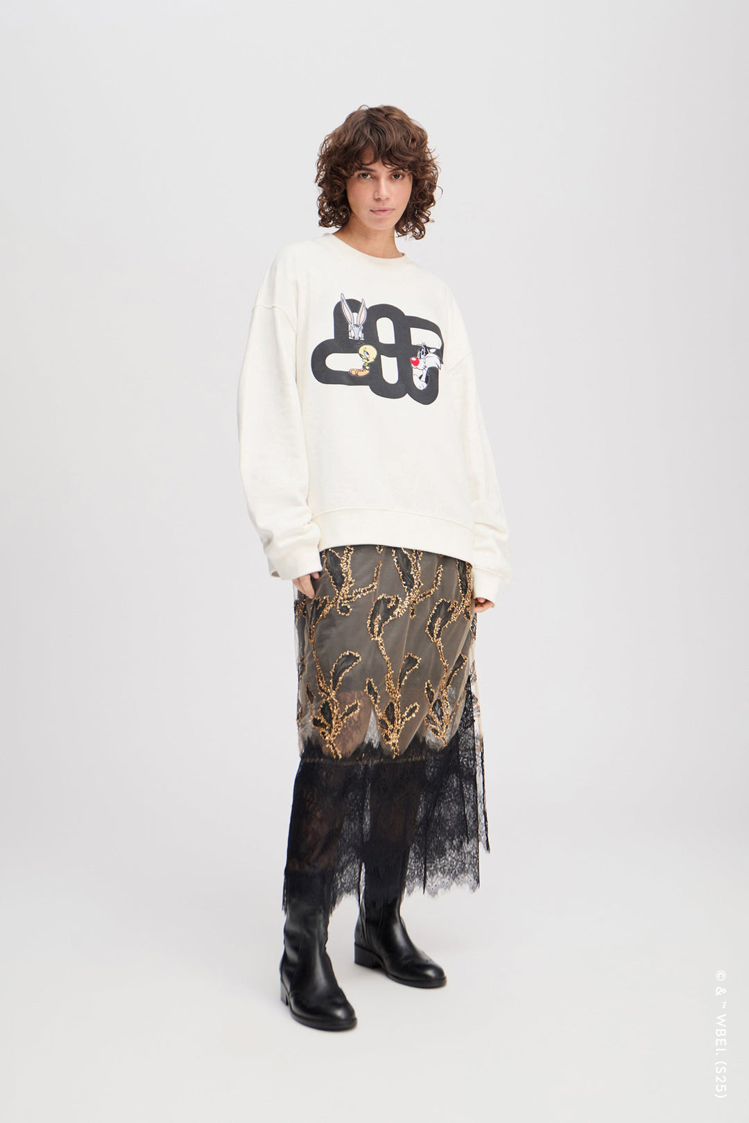 Munthe Linki sweatshirt i ivory – blød oversize sweatshirt med Tweety- og Sylvester-broderi, MUNTHE-emblemprint og "LOONEY TUNES X MUNTHE"-detalje.
