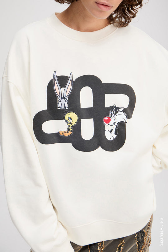 Munthe Linki sweatshirt i ivory – blød oversize sweatshirt med Tweety- og Sylvester-broderi, MUNTHE-emblemprint og "LOONEY TUNES X MUNTHE"-detalje.

