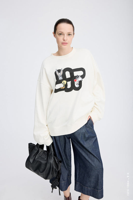 Munthe Linki sweatshirt i ivory – blød oversize sweatshirt med Tweety- og Sylvester-broderi, MUNTHE-emblemprint og "LOONEY TUNES X MUNTHE"-detalje.
