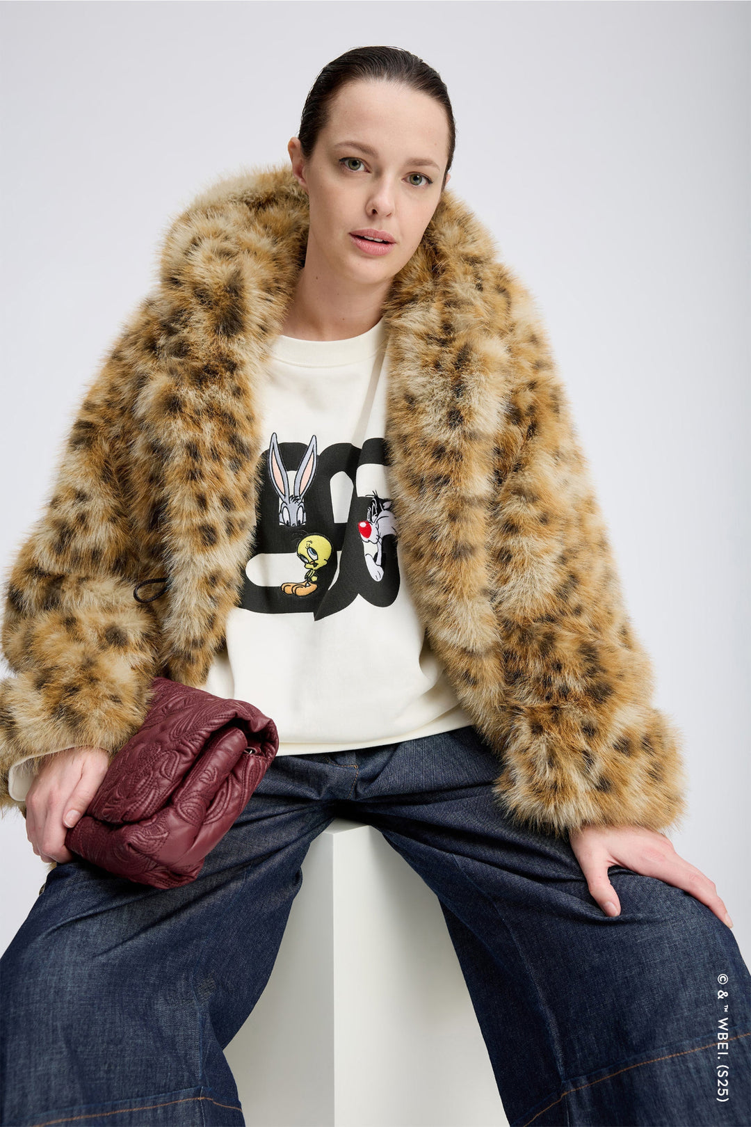 Munthe Linki sweatshirt i ivory – blød oversize sweatshirt med Tweety- og Sylvester-broderi, MUNTHE-emblemprint og "LOONEY TUNES X MUNTHE"-detalje.

