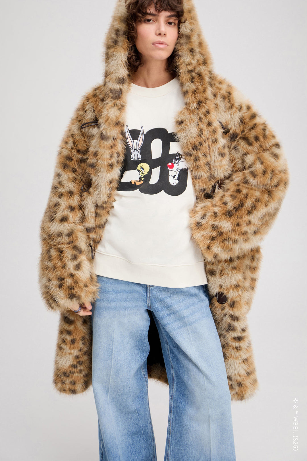 Munthe Linki sweatshirt i ivory – blød oversize sweatshirt med Tweety- og Sylvester-broderi, MUNTHE-emblemprint og "LOONEY TUNES X MUNTHE"-detalje.
