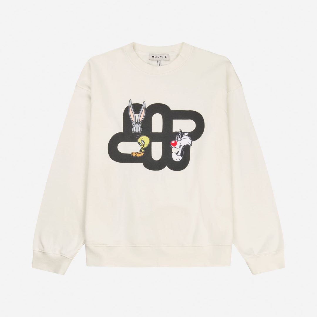 Munthe Linki sweatshirt i ivory – blød oversize sweatshirt med Tweety- og Sylvester-broderi, MUNTHE-emblemprint og "LOONEY TUNES X MUNTHE"-detalje.
