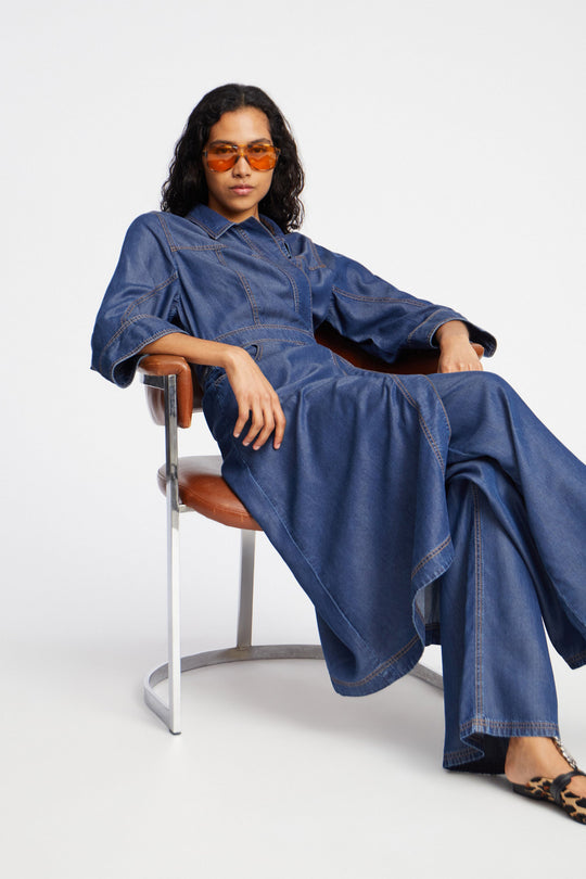 Munthe Prescott Dress – denim kjole i indigo med albuelange ærmer, bindebånd og sidelommer. Let og bæredygtig i 100% TENCEL™.
