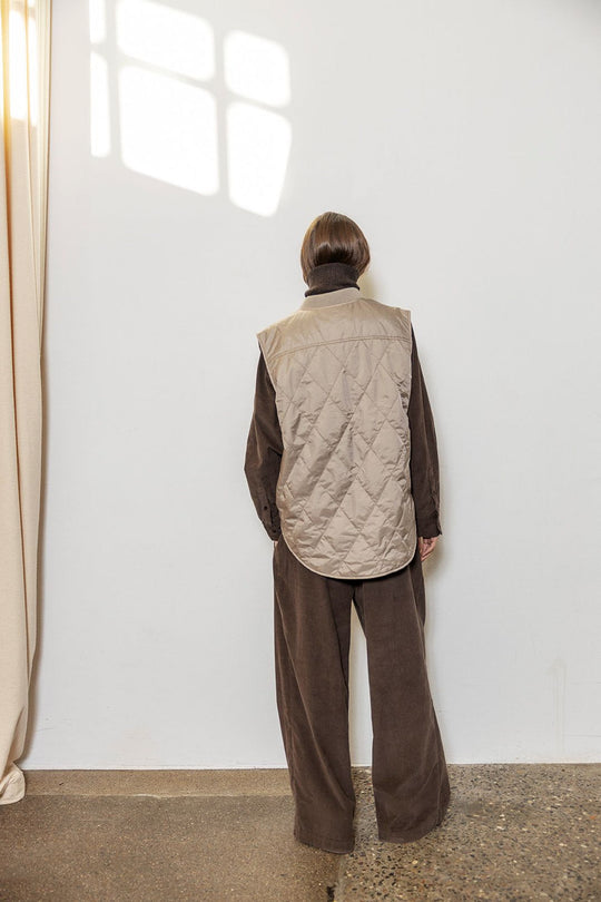 Project AJ117 Nizza 194 Taupe – letvægts vatteret vest i quiltet nylon med diamantmønster, ribbet krave og praktiske lommer. Fyldt med åndbart Sorona®-fyld.
