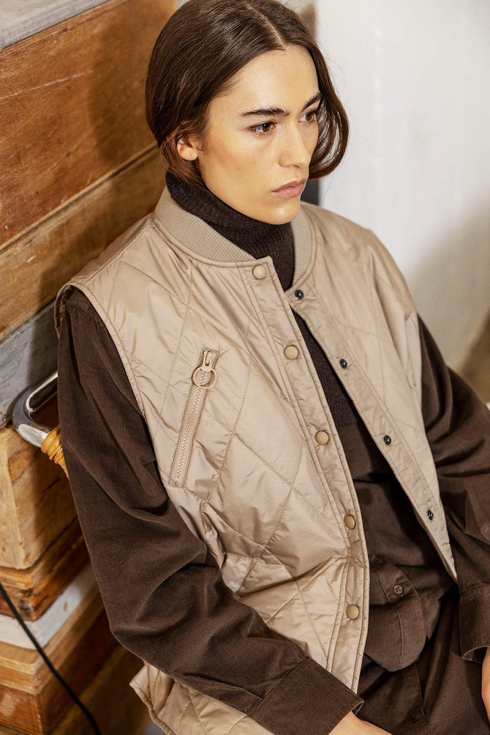 Project AJ117 Nizza 194 Taupe – letvægts vatteret vest i quiltet nylon med diamantmønster, ribbet krave og praktiske lommer. Fyldt med åndbart Sorona®-fyld.
