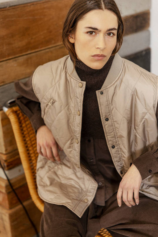 Project AJ117 Nizza 194 Taupe – letvægts vatteret vest i quiltet nylon med diamantmønster, ribbet krave og praktiske lommer. Fyldt med åndbart Sorona®-fyld.
