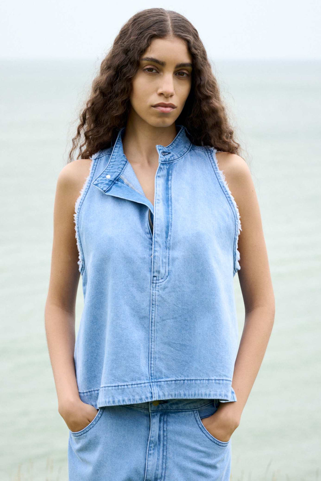 Rabens Saloner Faya Halter top i lys denim med halterneck, ribkanter og jeans-inspirerede detaljer.