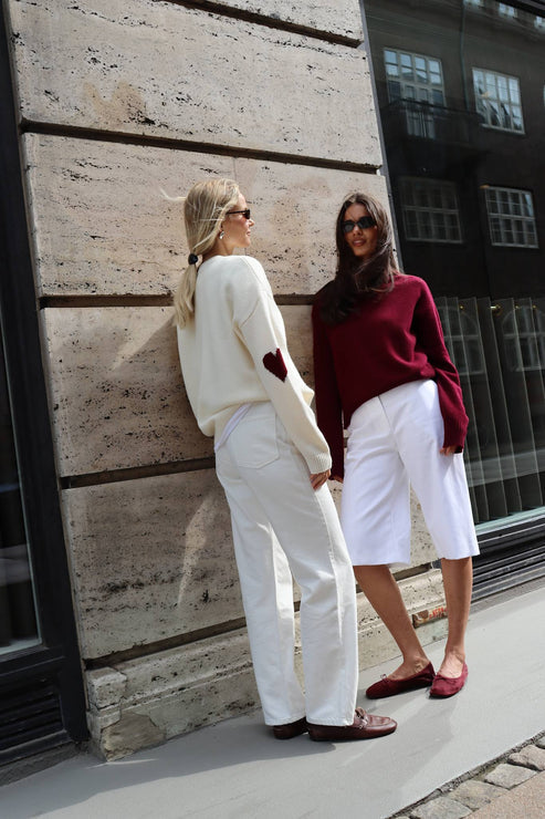 Otay Merle Jumper, strikket i 100% cashmere, med rullekrave og ribdetaljer.