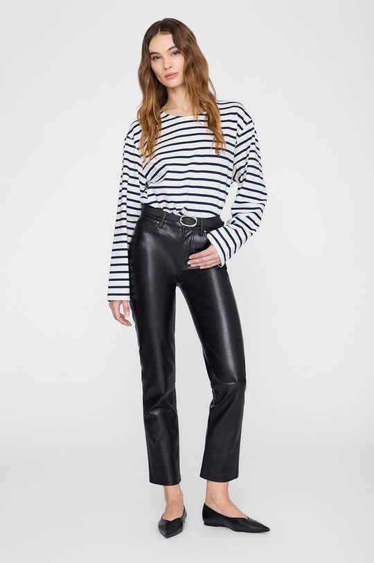 Anine Bing Newton Tee i navy stripe – langærmet t-shirt med rund hals, klassiske striber og diskret ANINE BING-logo på brystet.
