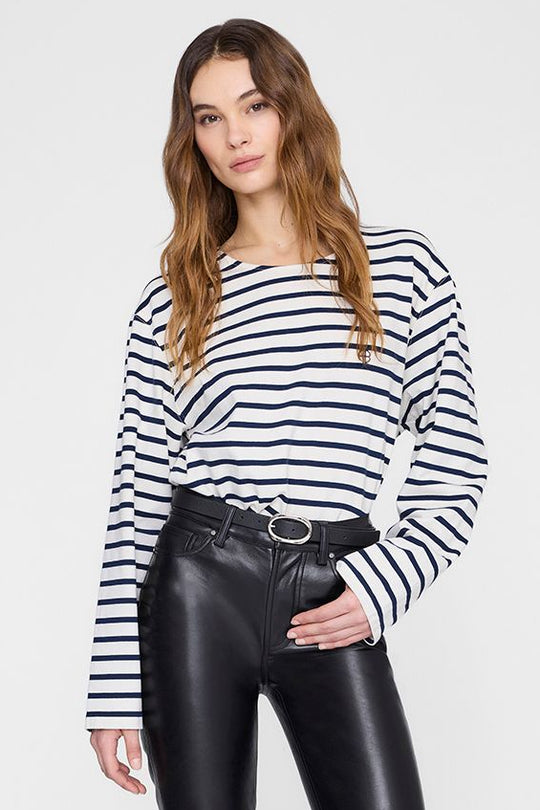 Anine Bing Newton Tee i navy stripe – langærmet t-shirt med rund hals, klassiske striber og diskret ANINE BING-logo på brystet.
