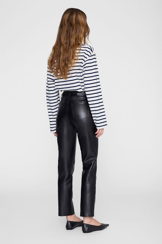 Anine Bing Newton Tee i navy stripe – langærmet t-shirt med rund hals, klassiske striber og diskret ANINE BING-logo på brystet.
