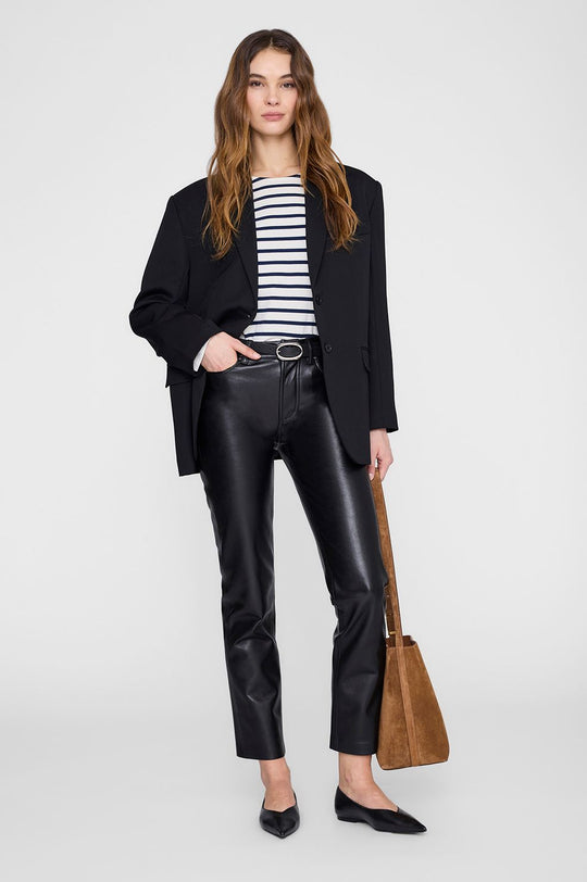 Anine Bing Newton Tee i navy stripe – langærmet t-shirt med rund hals, klassiske striber og diskret ANINE BING-logo på brystet.
