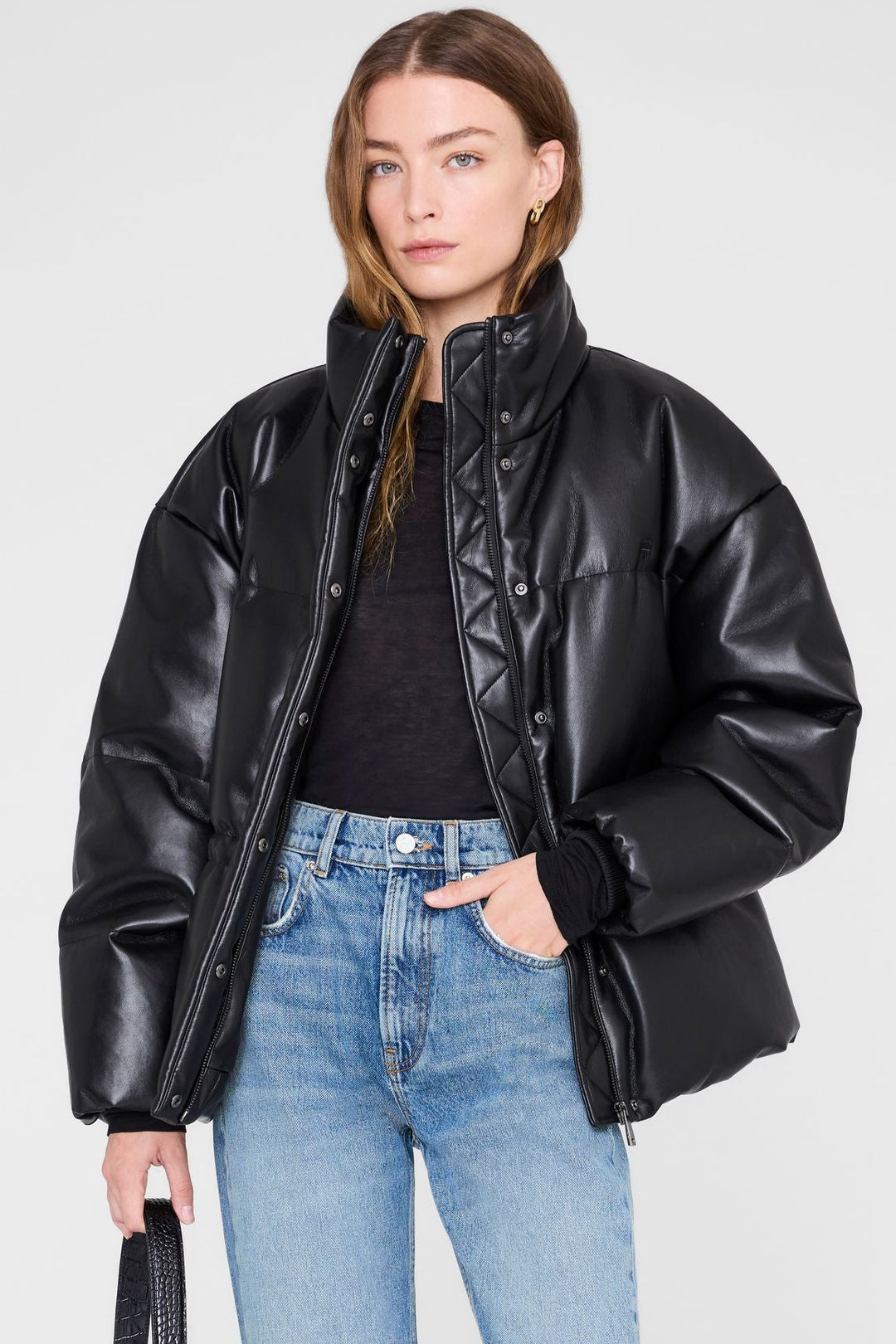 ANINE BING Oslo Puffer i Black Recycled Leather – dunjakke i genbrugt læder med høj krave, boxy pasform og broderet logo.

