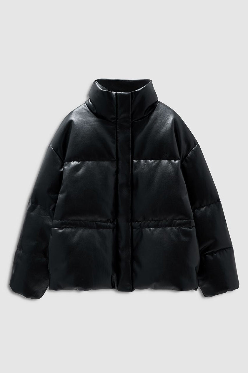 ANINE BING Oslo Puffer i Black Recycled Leather – dunjakke i genbrugt læder med høj krave, boxy pasform og broderet logo.
