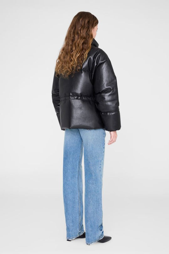 ANINE BING Oslo Puffer i Black Recycled Leather – dunjakke i genbrugt læder med høj krave, boxy pasform og broderet logo.
