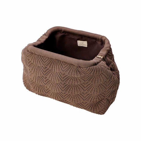 Pico Shelly clutch i brun med åben metalramme og kig til taskens indvendige rum
