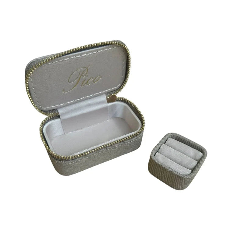 Pico Small Trinket Jewelry Box i Ash Grey – lille smykkeskrin i bomuld og polyester med aftagelig bakke til ringe, øreringe og små accessories.
