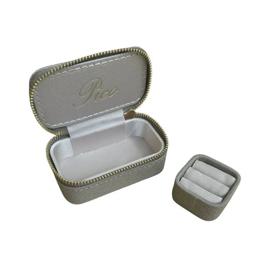 Pico Small Trinket Jewelry Box i Ash Grey – lille smykkeskrin i bomuld og polyester med aftagelig bakke til ringe, øreringe og små accessories.
