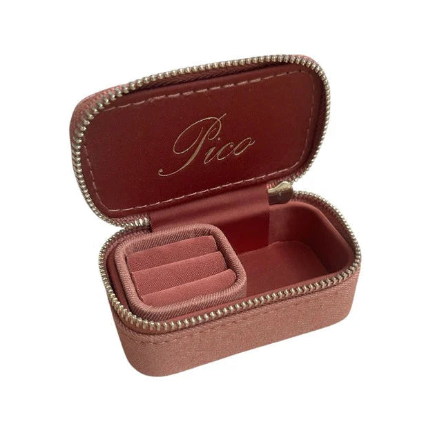 Pico Small Trinket Jewelry Box i Rust – lille smykkeskrin i bomuld og polyester med aftagelig bakke til ringe, øreringe og små accessories.
