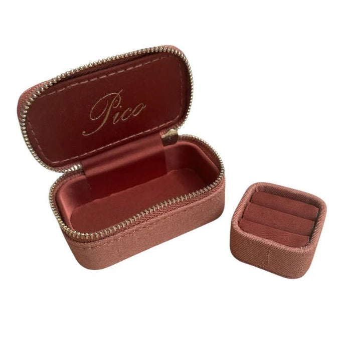 Pico Small Trinket Jewelry Box i Rust – lille smykkeskrin i bomuld og polyester med aftagelig bakke til ringe, øreringe og små accessories.
