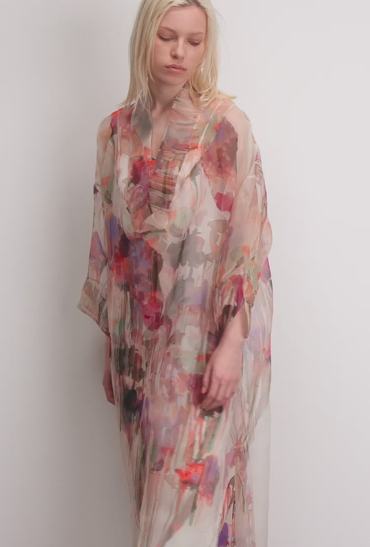 Munthe Privet Dress – luksuriøs 100 % silkekjole med kunstprint og unikt design. To-i-en kjole, perfekt til både hverdag og fest.