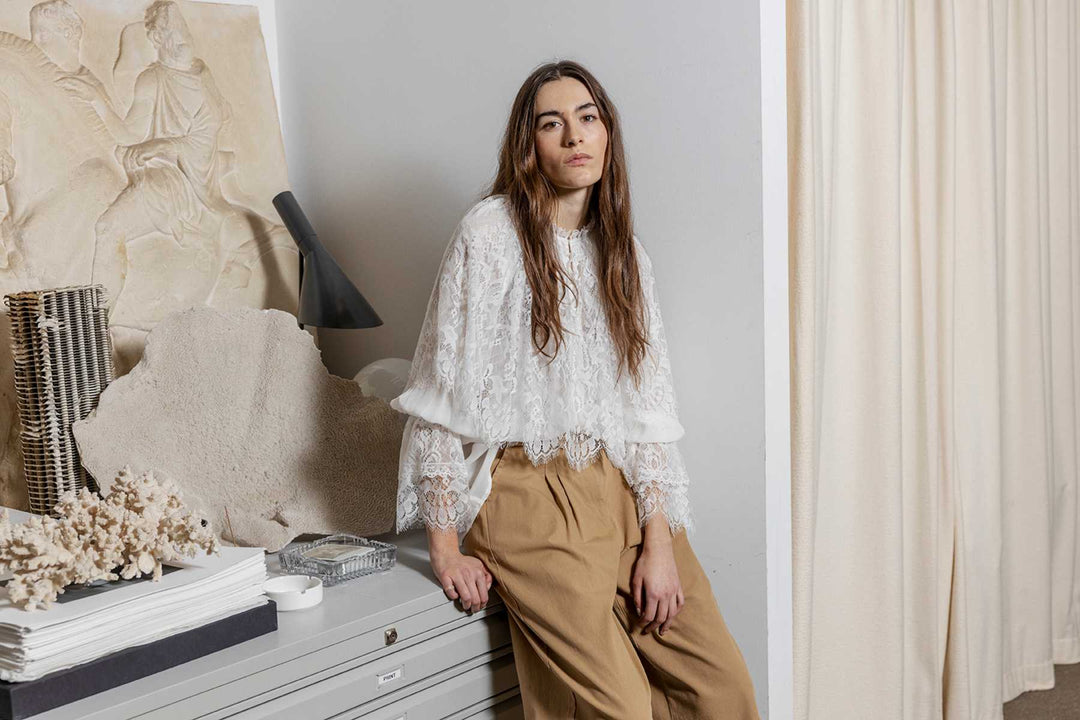 Project AJ117 Tine bukser i harvest gold med wide-leg pasform, høj talje, læg, sidelommer og aftageligt bælte.
