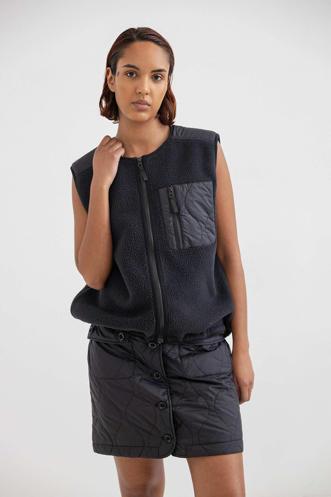 Project AJ117 Nina quiltet nederdel i sort set forfra