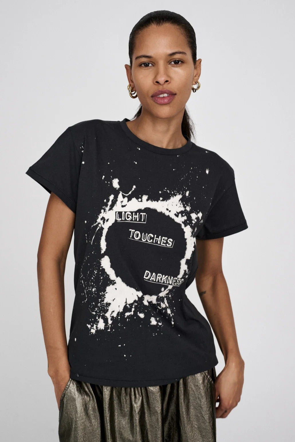 Rabens Saloner Ambla T-shirt i faded black med håndtegnet Eclipsed-print. 100 % økologisk bomuld og vintage-inspireret design.