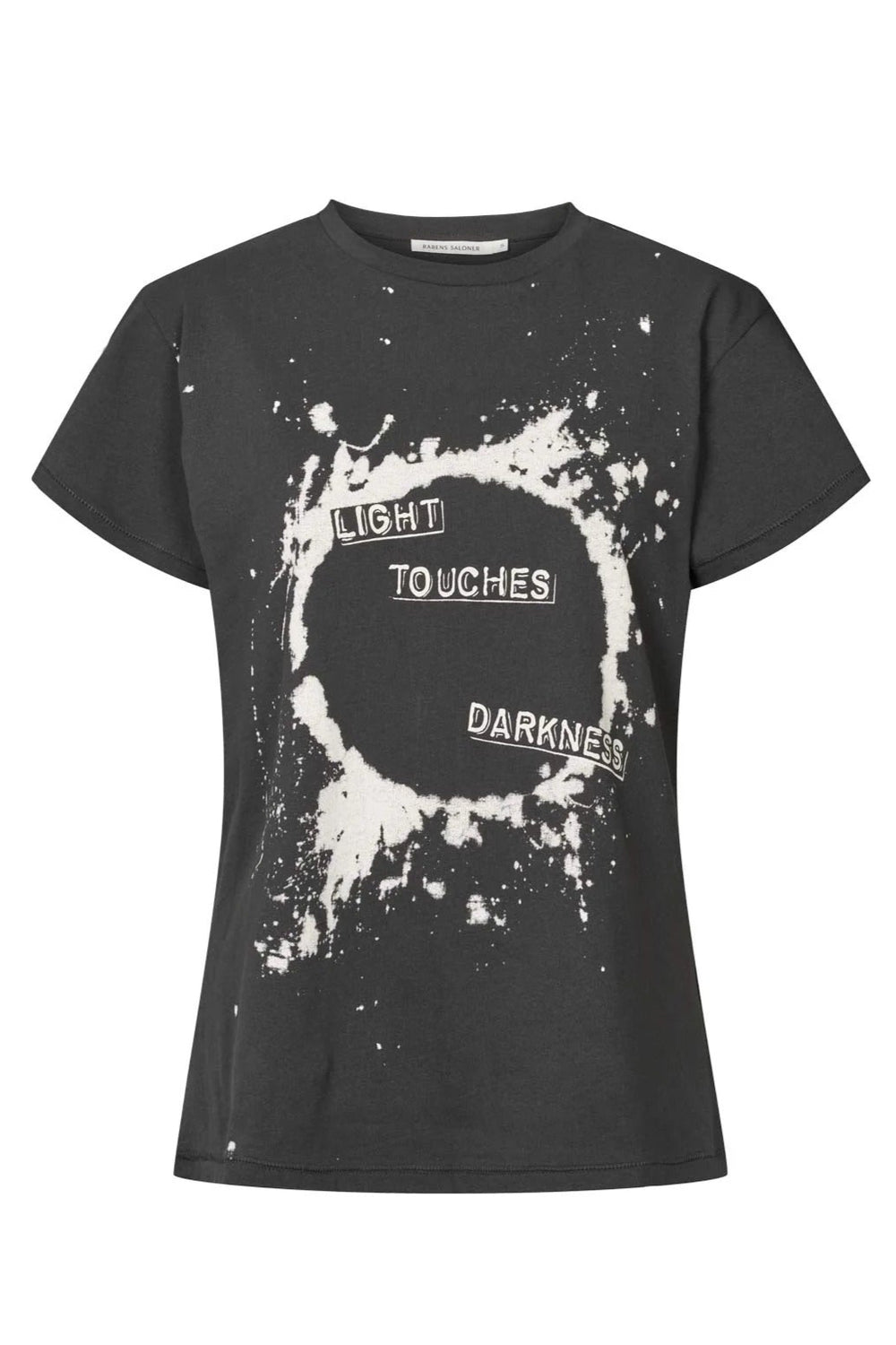Rabens Saloner Ambla T-shirt i faded black med håndtegnet Eclipsed-print. 100 % økologisk bomuld og vintage-inspireret design.