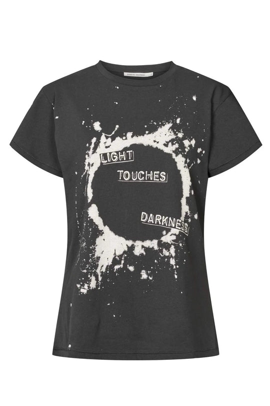 Rabens Saloner Ambla T-shirt i faded black med håndtegnet Eclipsed-print. 100 % økologisk bomuld og vintage-inspireret design.