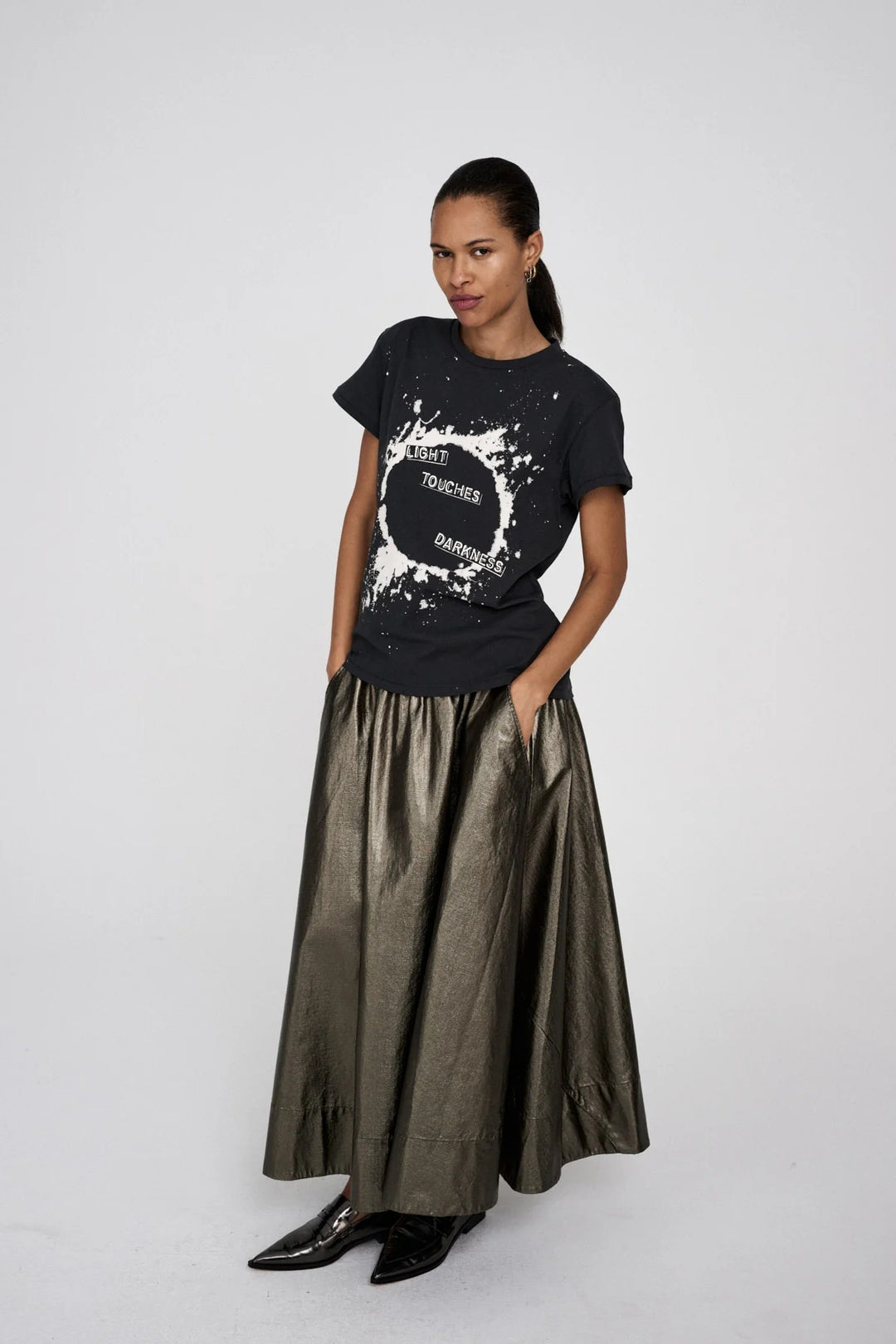 Rabens Saloner Ambla T-shirt i faded black med håndtegnet Eclipsed-print. 100 % økologisk bomuld og vintage-inspireret design.