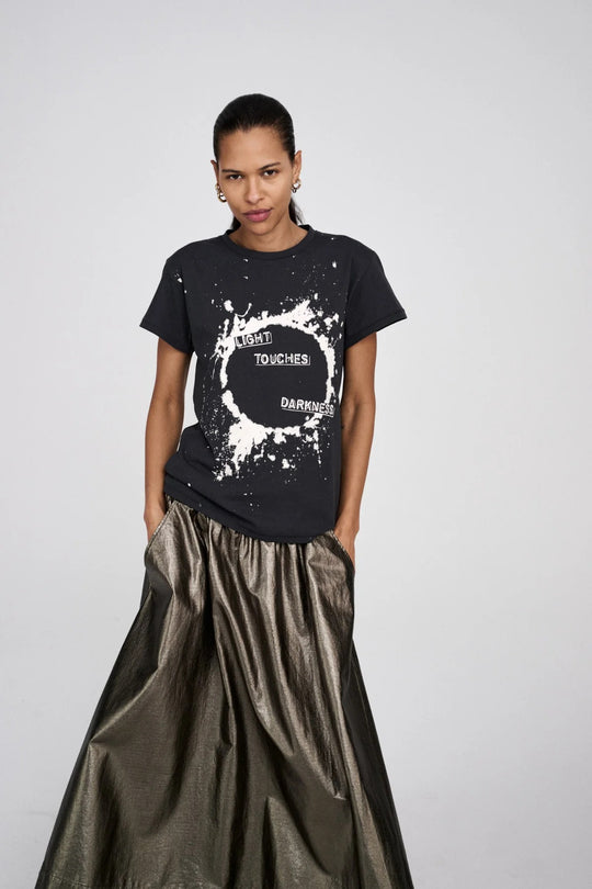 Rabens Saloner Ambla T-shirt i faded black med håndtegnet Eclipsed-print. 100 % økologisk bomuld og vintage-inspireret design.