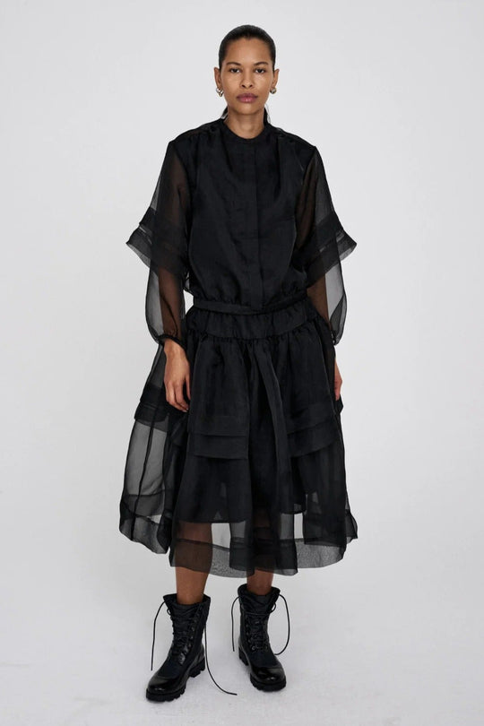 Rabens Saloner Everlyn Organza skjortejakke i sort med slank pasform, cropped længde og transparent design. Lavet i 52 % genanvendt polyester. 