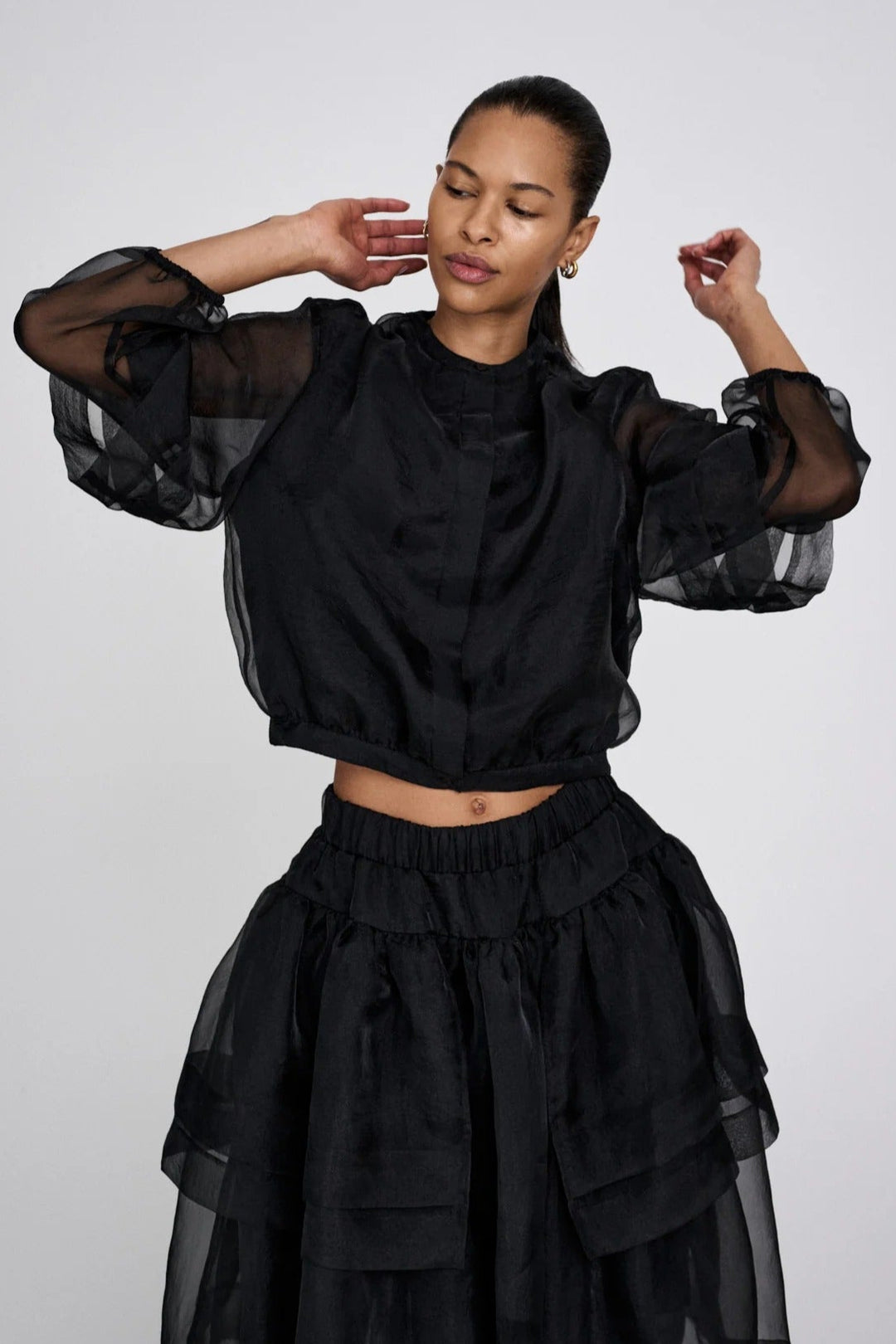 Rabens Saloner Everlyn Organza skjortejakke i sort med slank pasform, cropped længde og transparent design. Lavet i 52 % genanvendt polyester. 
