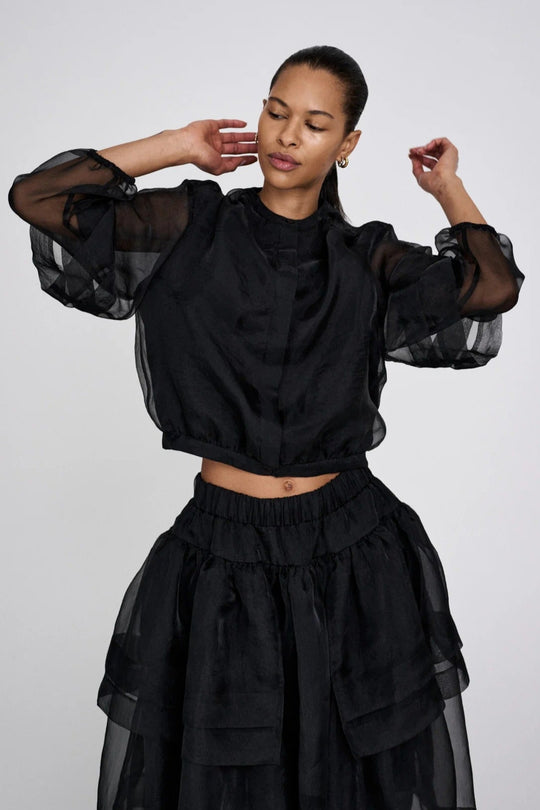 Rabens Saloner Everlyn Organza skjortejakke i sort med slank pasform, cropped længde og transparent design. Lavet i 52 % genanvendt polyester. 