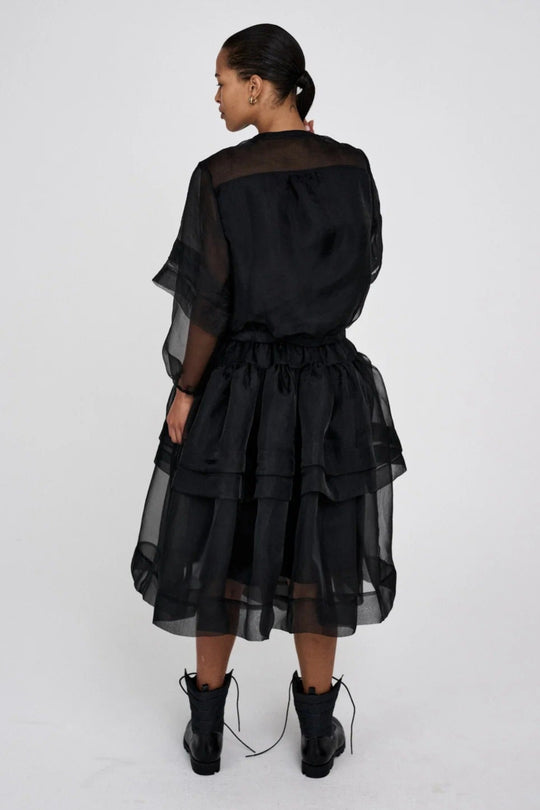 Rabens Saloner Everlyn Organza skjortejakke i sort med slank pasform, cropped længde og transparent design. Lavet i 52 % genanvendt polyester. 