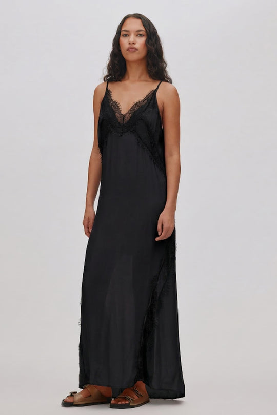 Rabens Saloner Lilou kjole i faded black – ankellang kjole med blondedetaljer og tynde stropper.