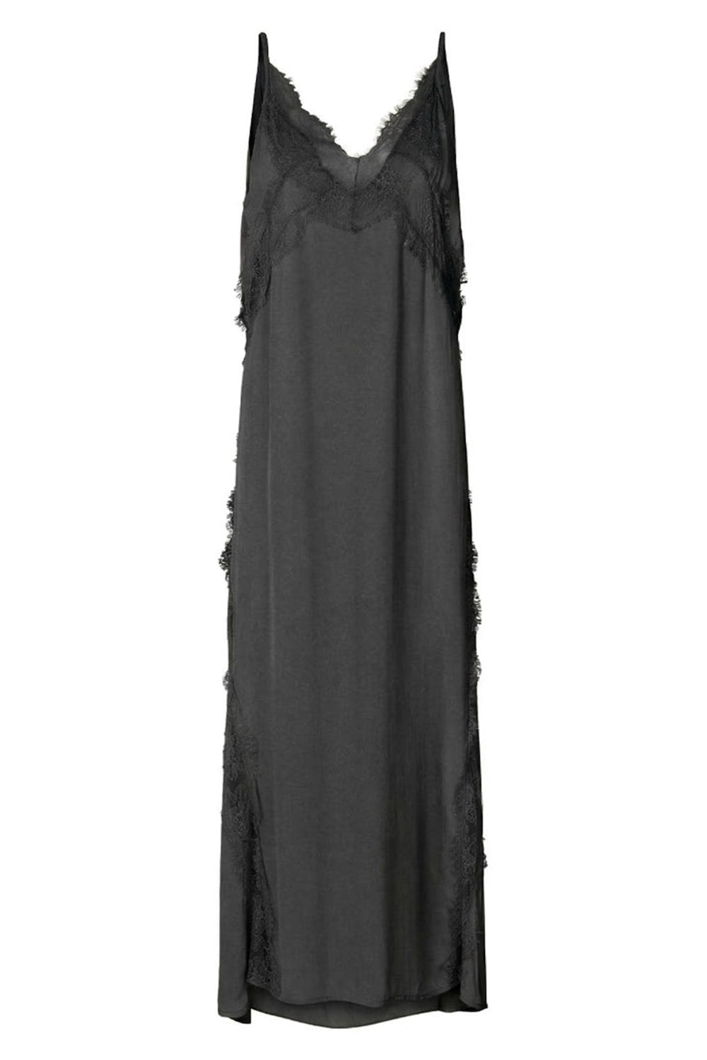 Rabens Saloner Lilou kjole i faded black – ankellang kjole med blondedetaljer og tynde stropper.